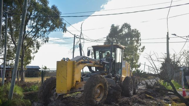 intervienen una calle clave de un barrio de la plata para mejorar la circulacion y el drenaje de agua