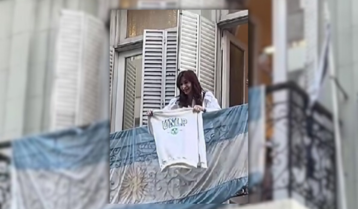 Cristina con el Buzo de la UNLP.png