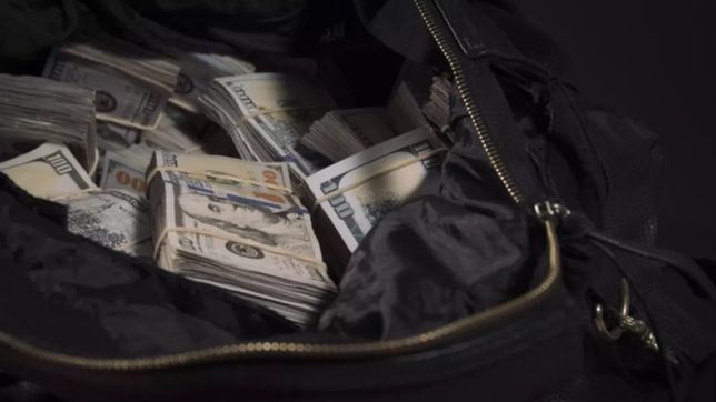 una mujer encontro 16 mil dolares en plena calle y lo entrego a la policia