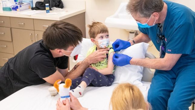 vizzotti y cientificos de astrazeneca analizaran ensayos de vacunas para chicos