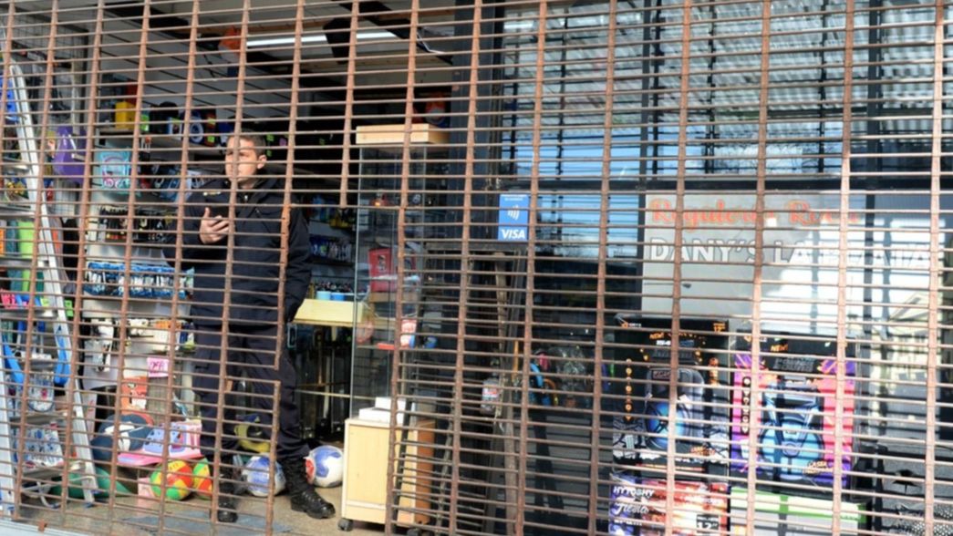 Comerciantes de La Plata cerraron sus locales por rumores de saqueos que generaron temor