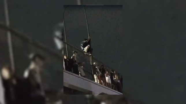 un joven se subio a un poste en la plata en plena quema de munecos y no se cayo de milagro