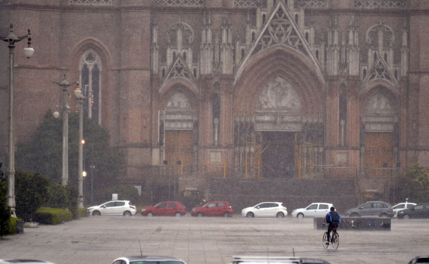 lluvia temporal clima plaza moreno (2).JPG