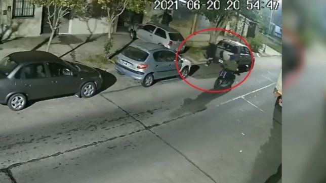video: en segundos, motochorros atacaron y asaltaron a un joven en la plata