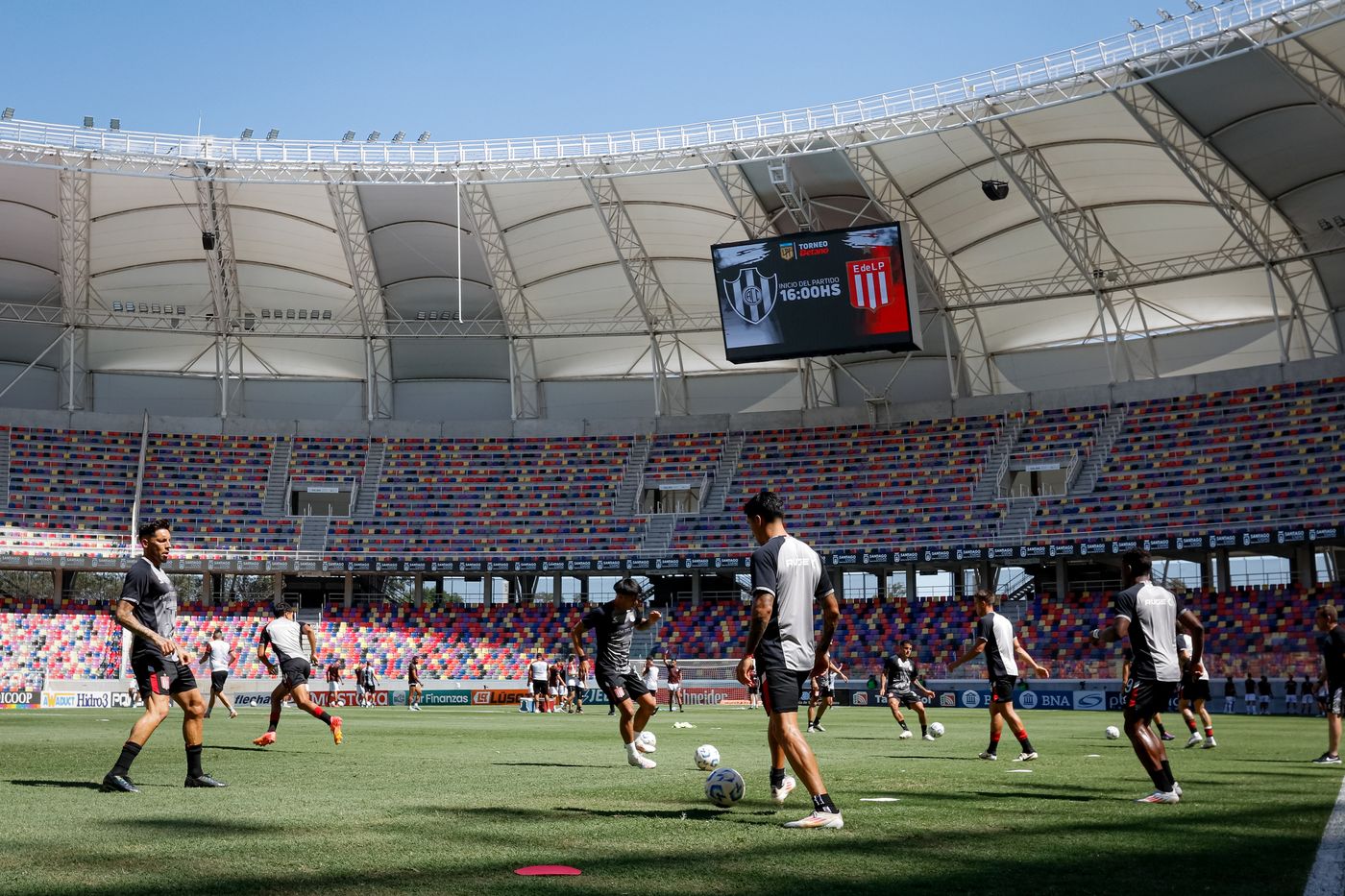 Estudiantes Central Córdoba entrada en calor genérica.jpg