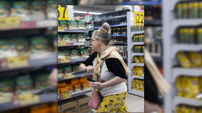 detuvieron a una mujer que intento acuchillar a dos fotografos en un acto de milei