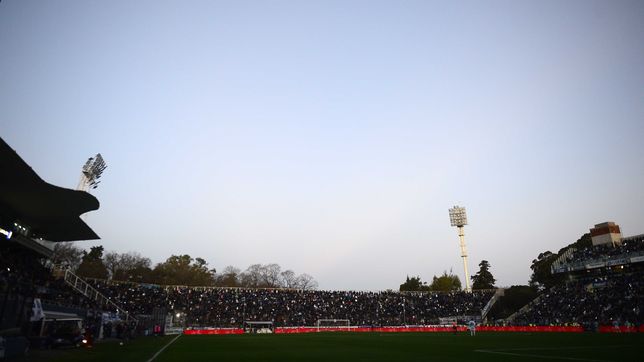 un holandes visito el bosque y quedo fascinado con gimnasia y considera el estadio como una gema