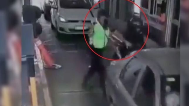 video: brutal ataque de un policia a un motociclista que no quiso pagar el peaje