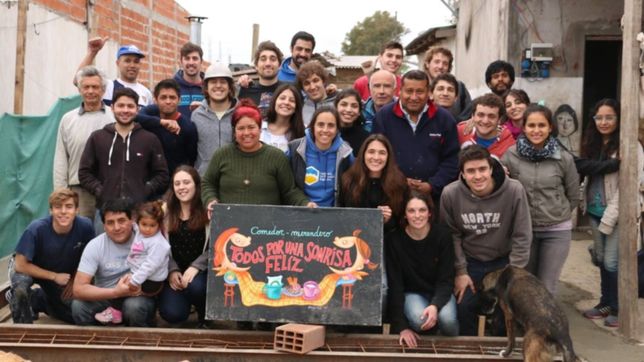 una peruana alimenta a 400 personas en su casa de altos de san lorenzo