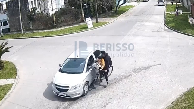un automovilista choco a una bicicleta, tiro a un hombre y a un nene a la calle y huyo