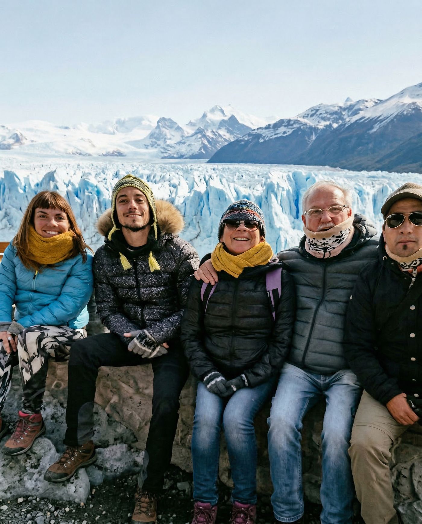 Viaje familiar al glaciar Perito Moreno en 2018. De izquierda a derecha: Amparo  Díaz, Juan Barba, Susana Bordoni, Pablo Díaz y Manuel Díaz. (Gentileza album familia Díaz)