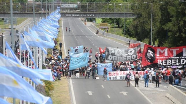 caos de transito en la autopista por un corte de organizaciones sociales