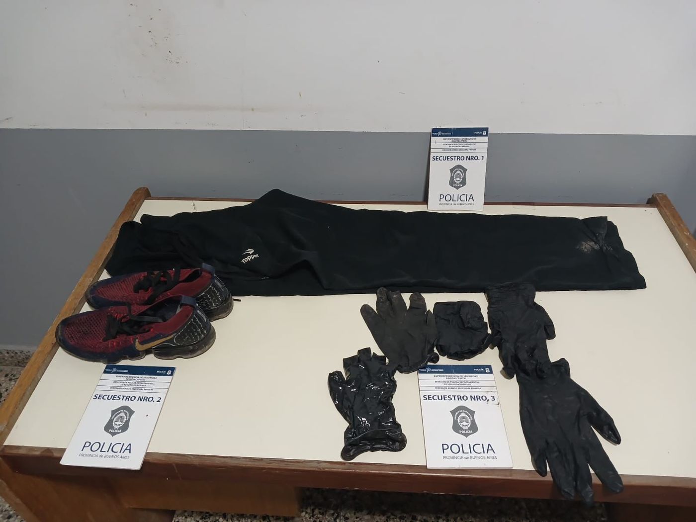 Durante los operativos, incautaron prendas que habrían sido utilizadas en el robo: en Berisso un pantalón deportivo negro, zapatillas rojas y guantes de látex negros.