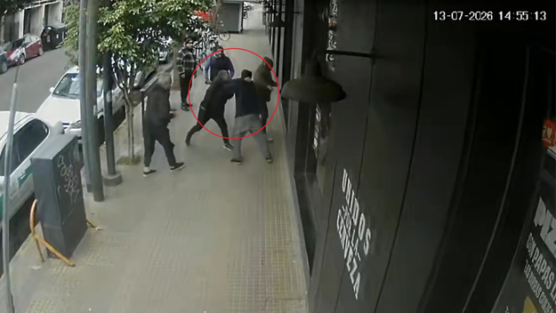 Un gremialista de los taxis y un chofer se enfrentaron a piñas en pleno centro de La Plata