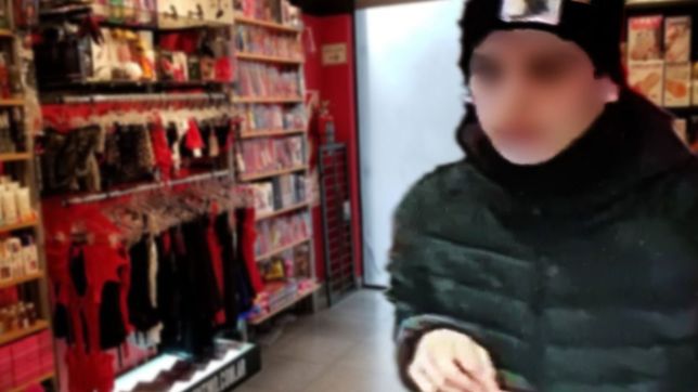 video: entro a robar en un sex shop de la plata y lo escracharon en la redes