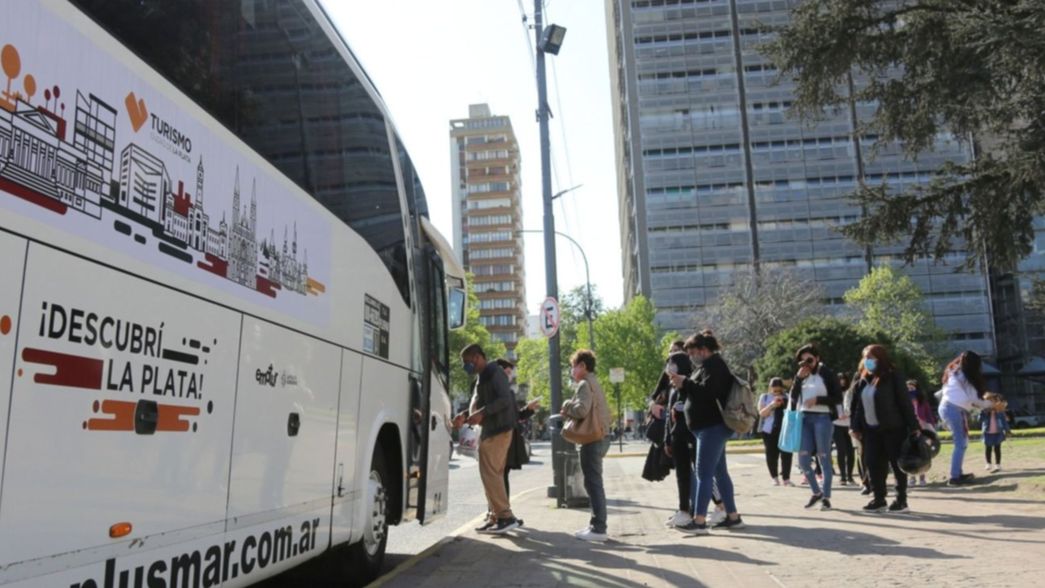 En un finde XXL histórico para el turismo, debutó el bus Buenos Aires-La Plata