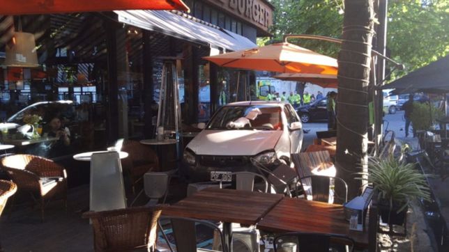 un choque en pleno la plata soho termino con un auto arriba de la vereda