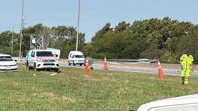 un motociclista murio en la autopista tras un choque fatal contra una camioneta