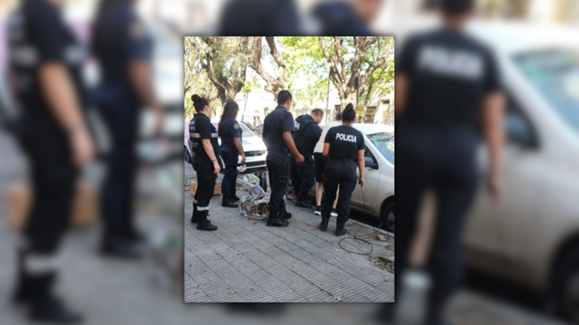 un bebe quedo encerrado en un auto y tuvieron que rescatarlo