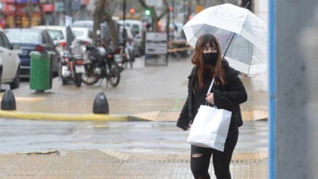 miercoles gris con frio, fuertes vientos y lluvia en la plata
