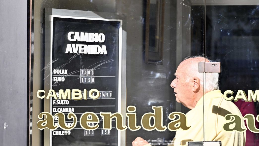 ¿A cuánto cerró el dólar tras el primer día sin cepo?