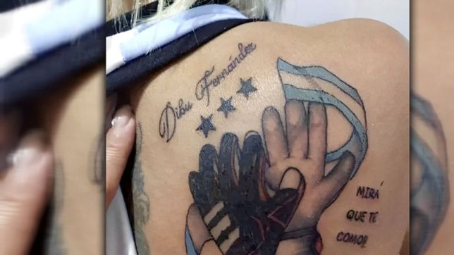 el insolito parche con el que arreglaron el tatuaje del dibu fernandez