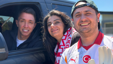 La asombrosa historia de dos hinchas del Galatasaray que conocieron a Muslera en City Bell
