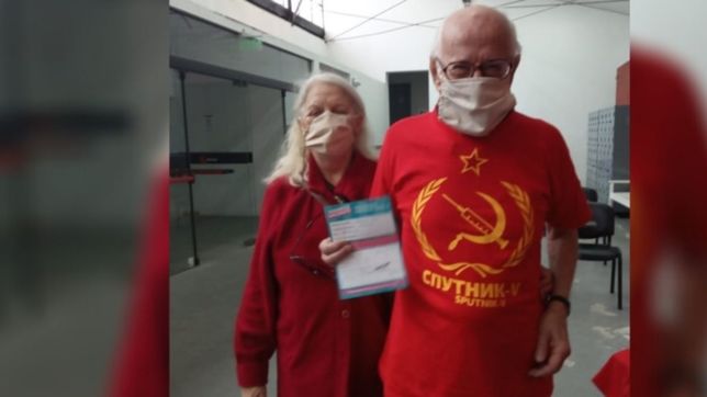 un abuelo de la plata se fue a vacunar con una remera pro vacuna y estallaron las redes