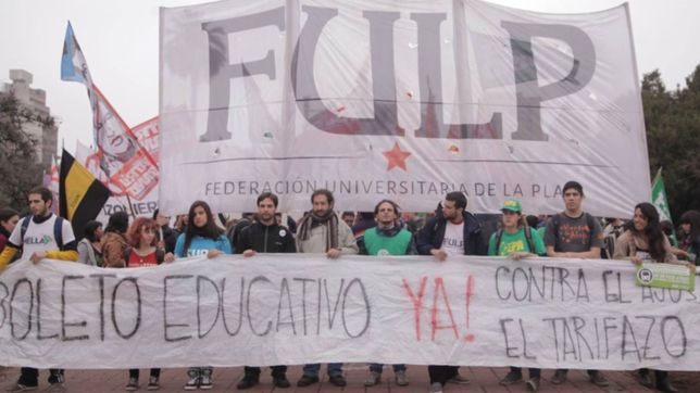 estudiantes de la unlp salen a la calle y denuncian que la provincia no cargo los boletos