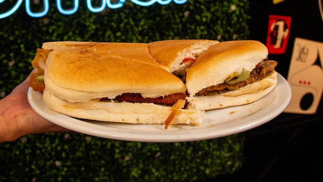 revelaron como se hace el sandwich de milanesa platense: ¿que tiene adentro?