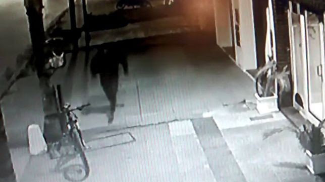 video: entro dos minutos a una agencia de loteria y le robaron la bicicleta