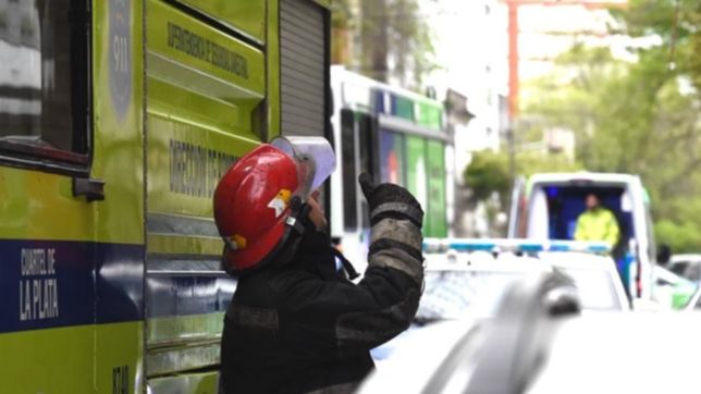 insolito: se le prendio fuego una garrafa, la saco a la calle e incendio su auto