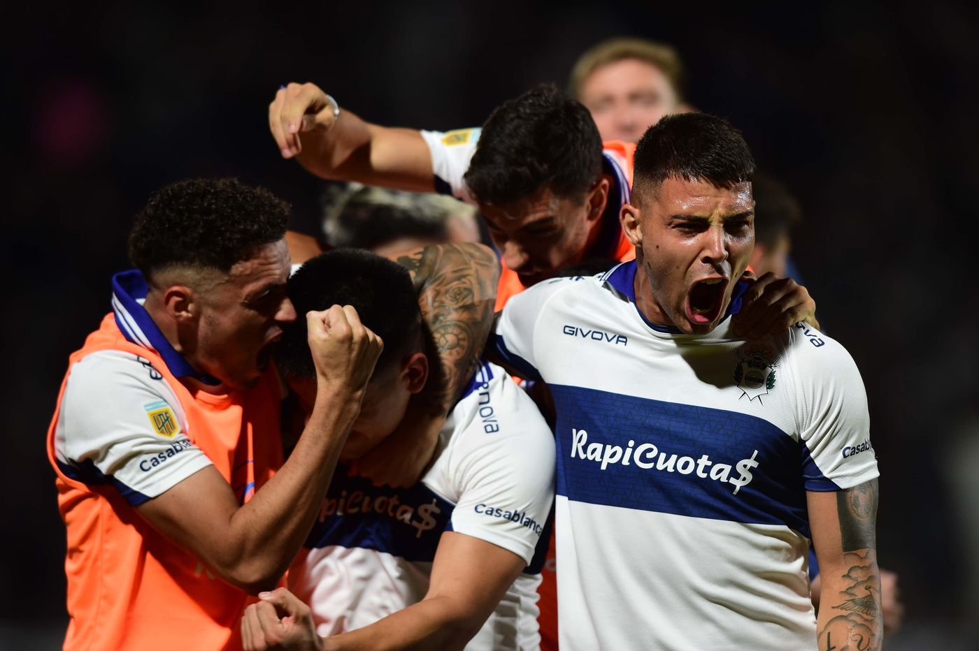 Gimnasia Riestra festejo gol Mammini.jpg