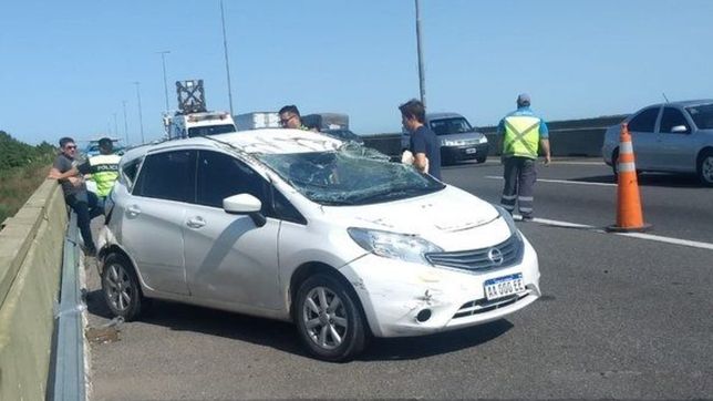 impresionante vuelco en la autopista la plata-buenos aires: una mujer termino herida