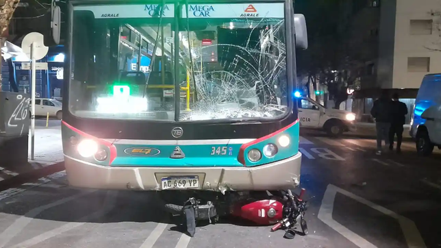 un micro de la linea 307 atropello a un delivery en pleno centro de la plata