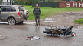 una mujer manejaba con una licencia trucha por las calles de la plata, choco a una moto y termino detenida una mujer manejaba con una licencia trucha por las calles de la plata, choco a una moto y termino detenida