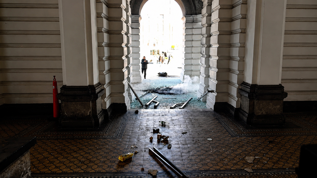 piden informes a julio alak por los destrozos en la municipalidad y proponen inhabilitar a los culpables