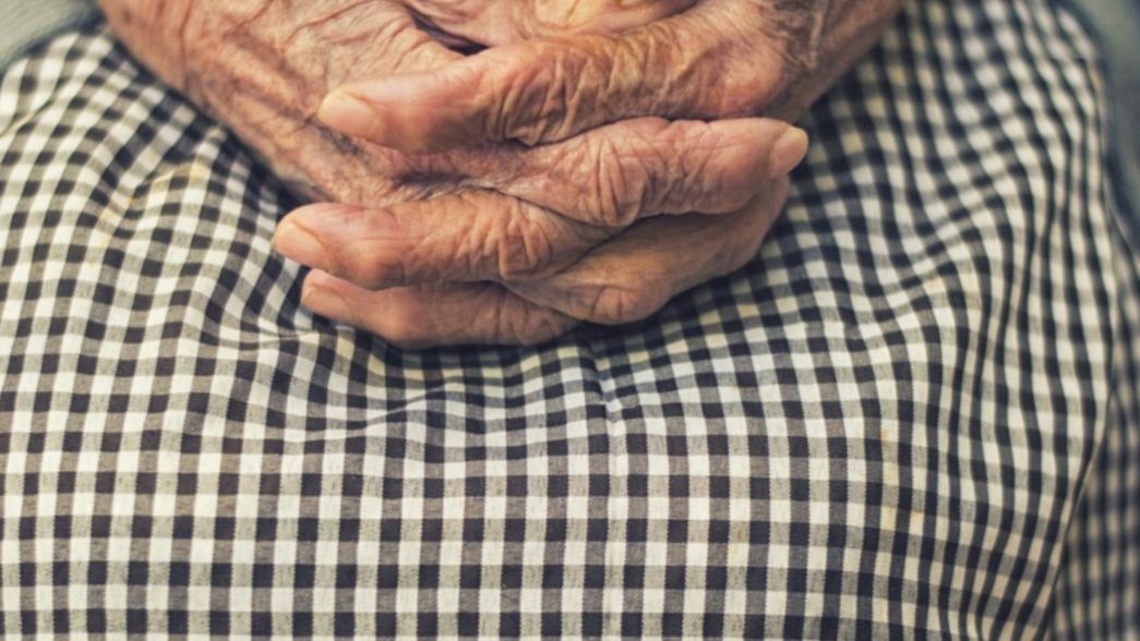 Salvaje robo a una abuela en La Plata: la arrastraron por la calle y terminó internada