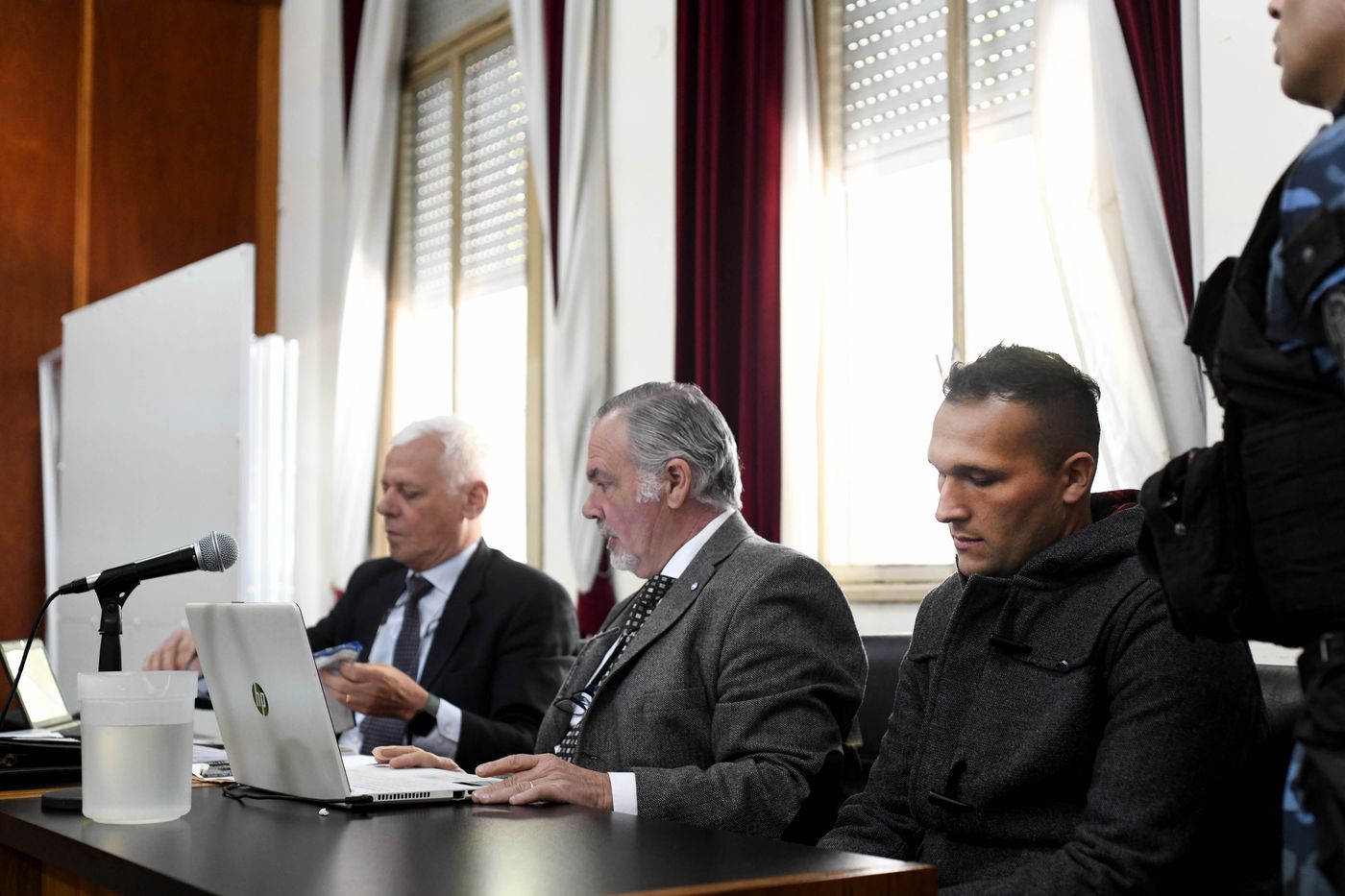 Esteban Oscar Gonz&aacute;lez Zablocki junto a sus abogados Gabriel Mendy y Jos&eacute; Luis Mar&iacute;a Villada - Foto: AGLP.