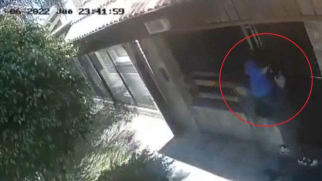 dramatica entradera en la plata: persiguieron a una mujer y entraron armados a su casa