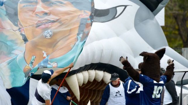 video: asi se vive una salida del lobo desde el vestuario hasta la cancha en el bosque