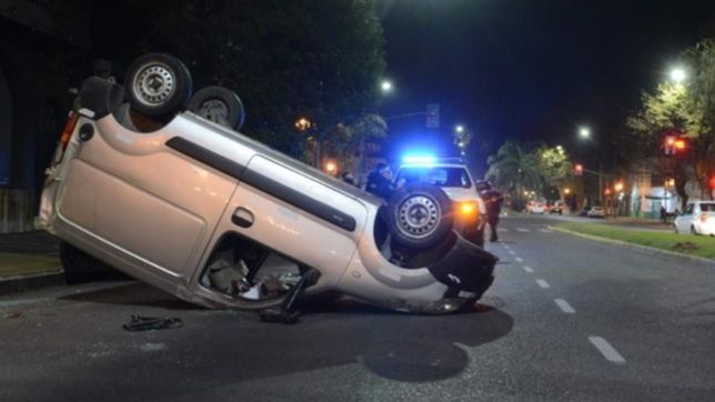impactante triple choque con vuelco incluido en la plata