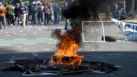 Protesta UPCN gomas quemadas (2).JPG