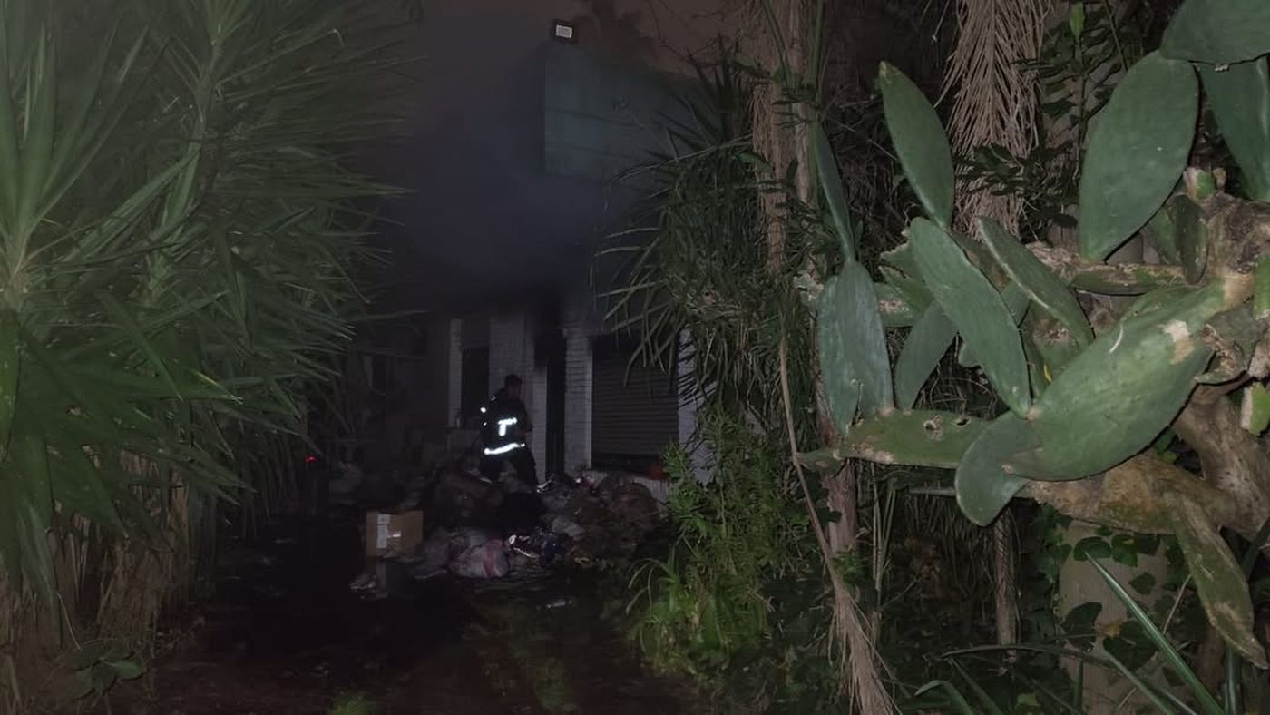 Bomberos trabajaron para sofocar el incendio en la vivienda de City Bell
