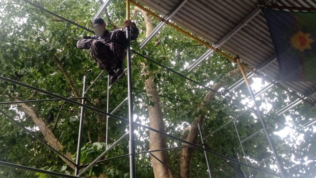 un penitenciario se esposo a un andamio en la puerta de la torre 2 de plaza moreno