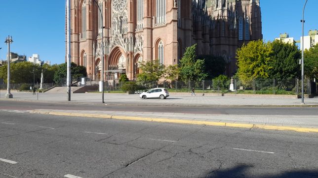 dos hombres chocaron en la puerta de la catedral, se bajaron del auto y lo dejaron abandonado