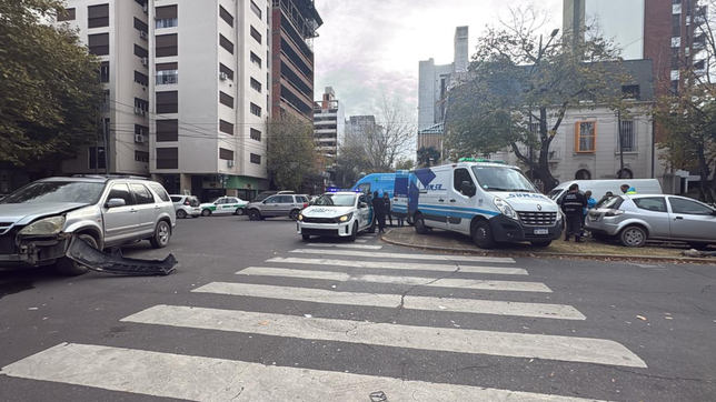 un violento choque entre un taxi y una camioneta en el centro de la plata dejo dos heridos