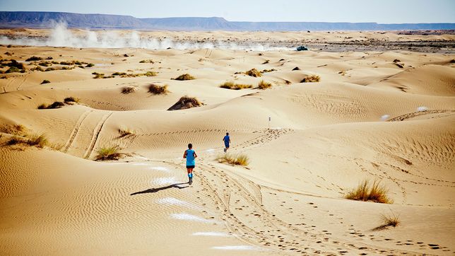 un runner solidario cruzara corriendo el desierto del sahara para ayudar al hospital de ninos