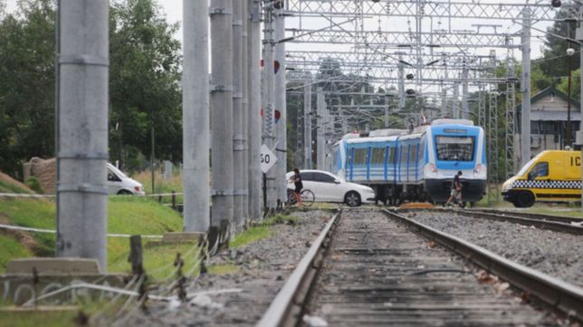 un camion se quedo varado en medio de las vias y el tren roca funciono con limitaciones