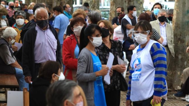 asi continua el operativo de vacunacion masiva en la plata